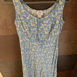Beautiful spring/summer dress. Not lined.